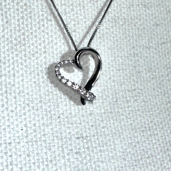 RL - Sterling Silver and CZ Heart pendent on silver chain - Picture 3 of 7